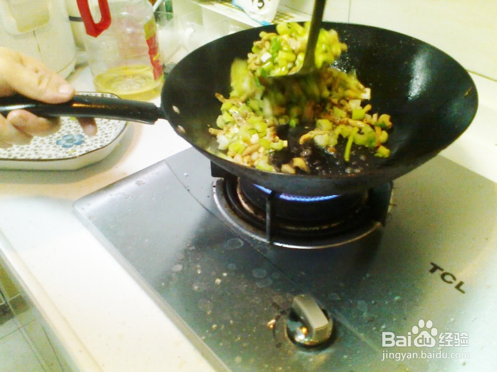 鸭肠炒芹菜的做法