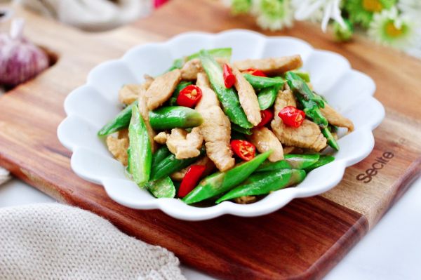 芦笋鸡肉条小炒