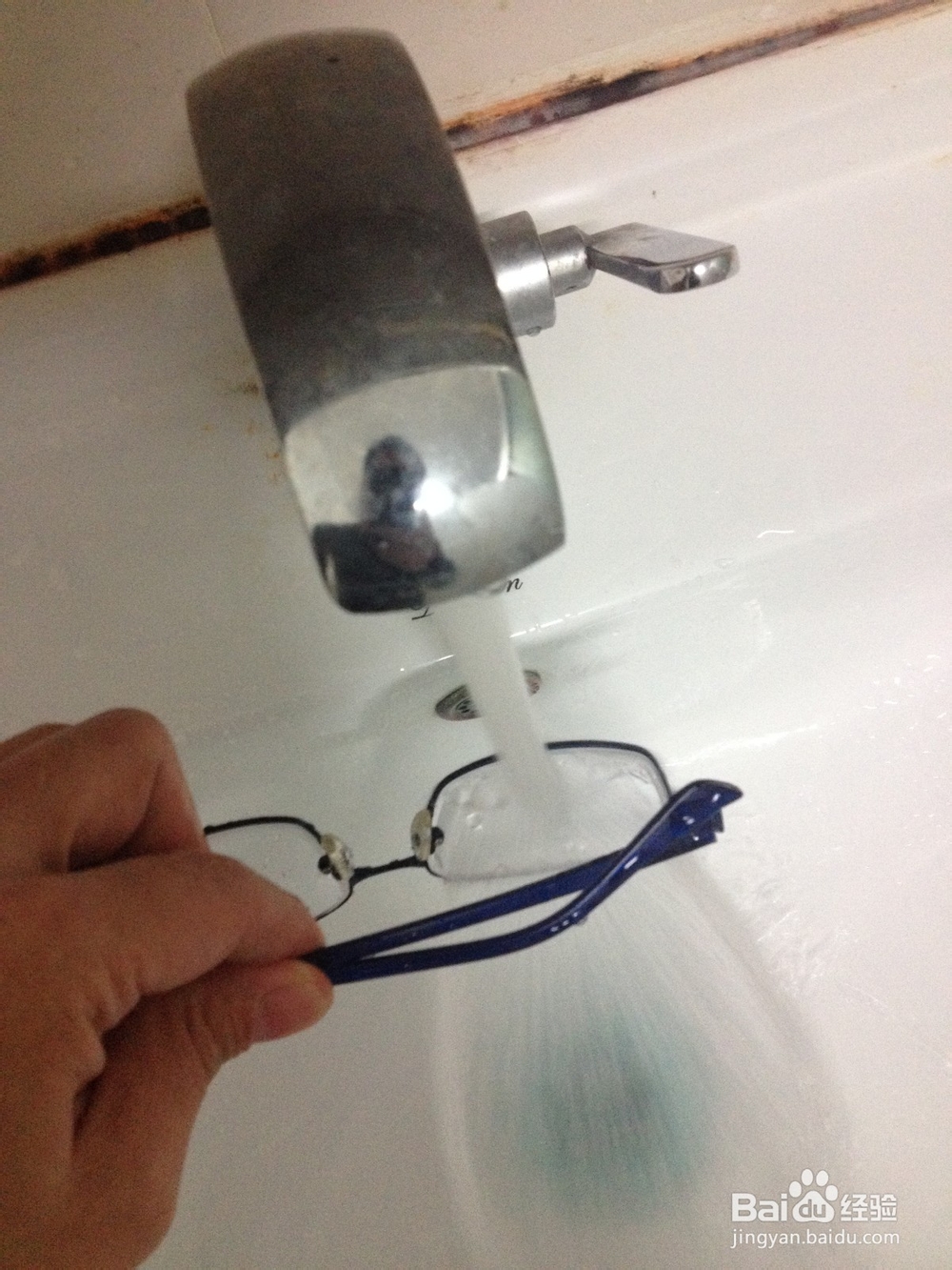 <b>日常如何清洁保养树脂镜片的眼镜</b>