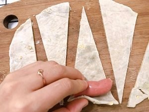 手抓饼烤肠卷,酥脆口感美味无比