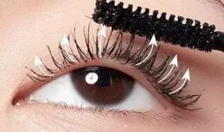 睫毛膏不晕染的小技巧