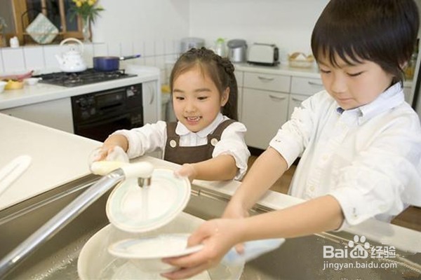 单亲家庭孩子在青春期比较沉默怎么办