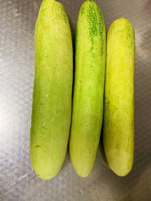 两根黄皮绿瓤的旱黄瓜洗净