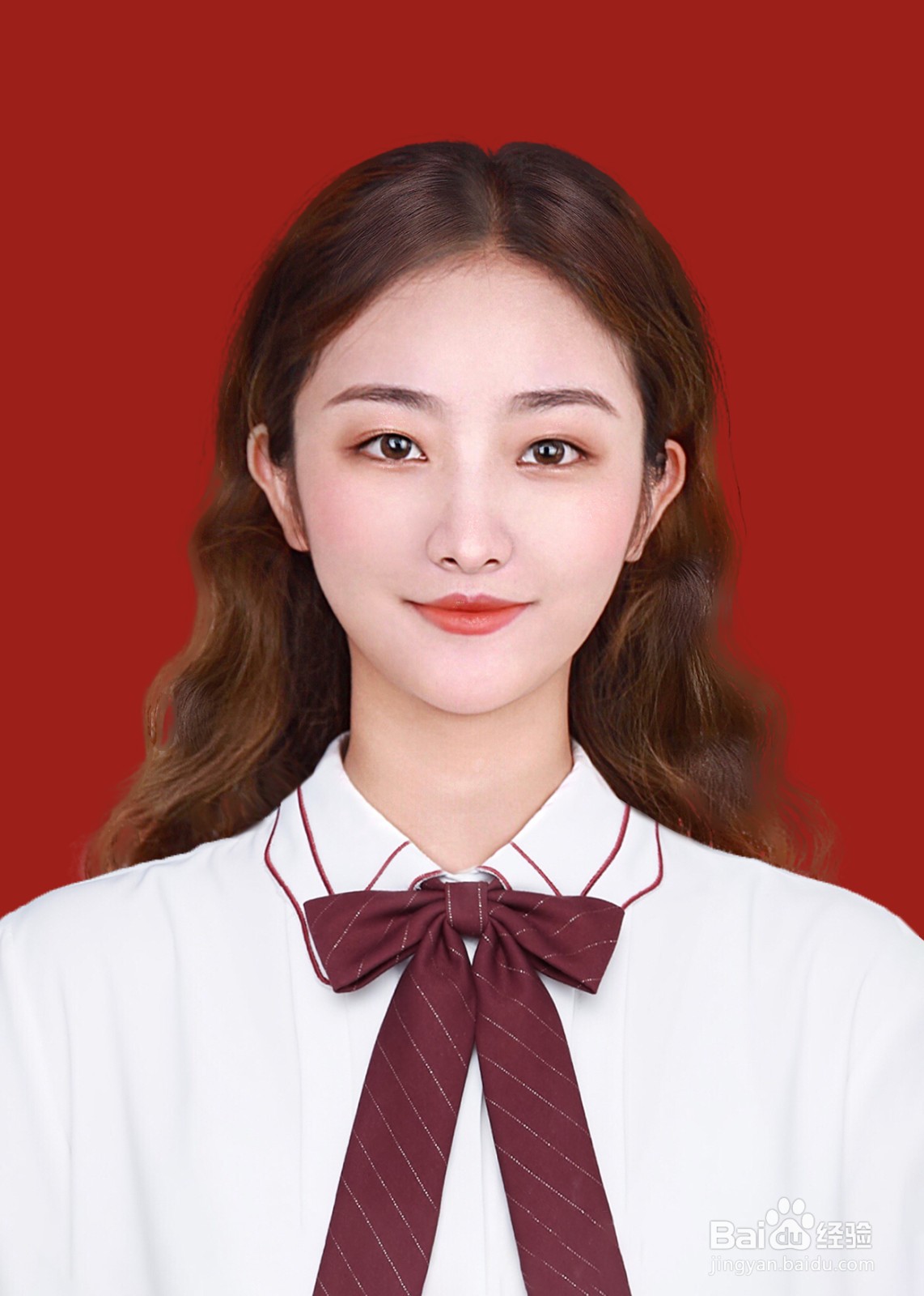 手机拍红色背景证件照穿什么衣服好看