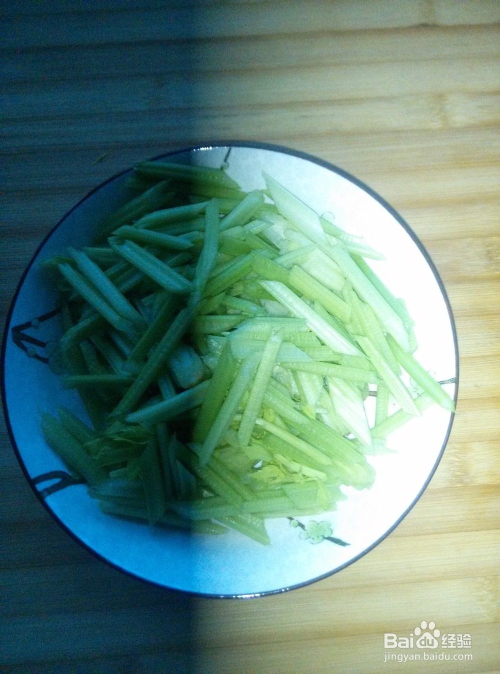 芹菜炒肉的做法