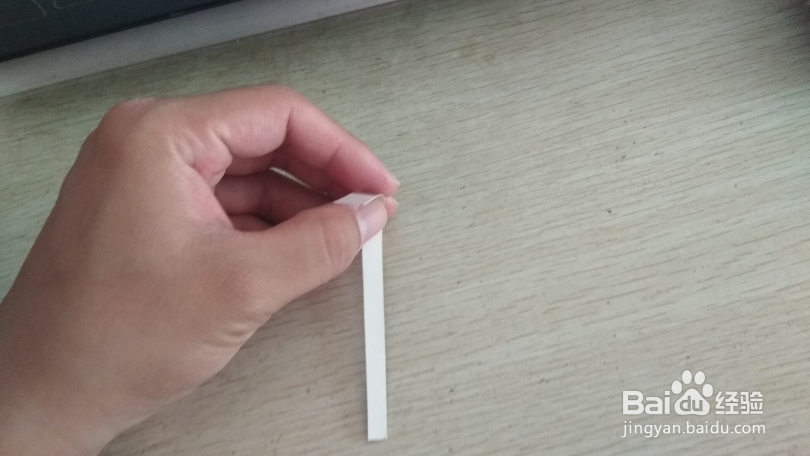如何用一个细长的硬卡纸做简易的钢笔的支架