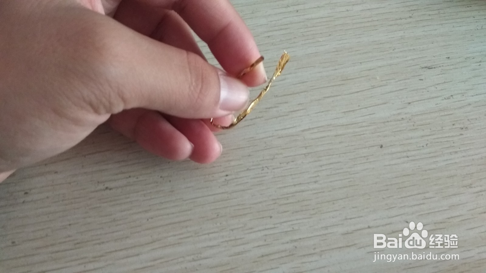 如何用面包袋绑绳和挖耳勺做简易的中性笔支架