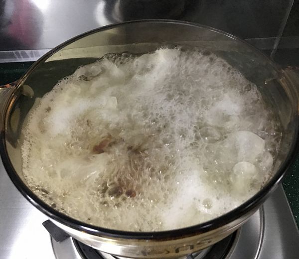 桃胶藏红花雪梨银耳汤