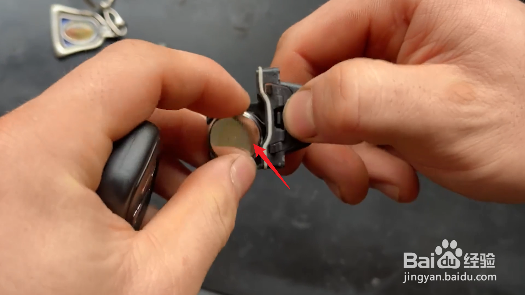 奥迪车钥匙怎么换电池