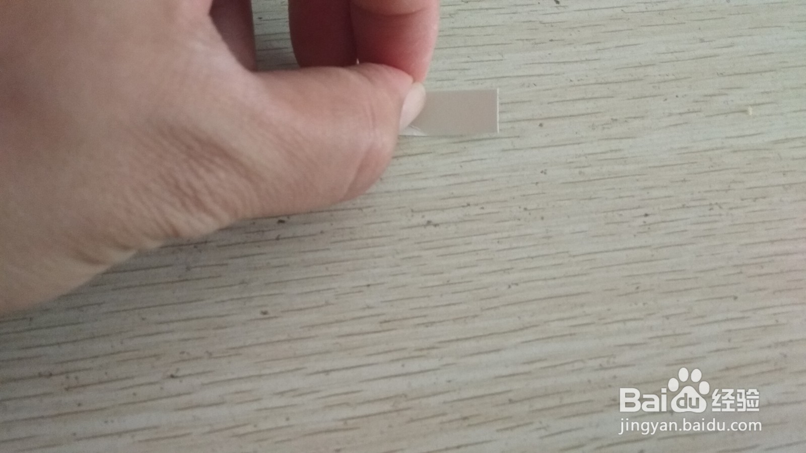 如何用一块长方形硬卡纸做三支中性笔的简易支架