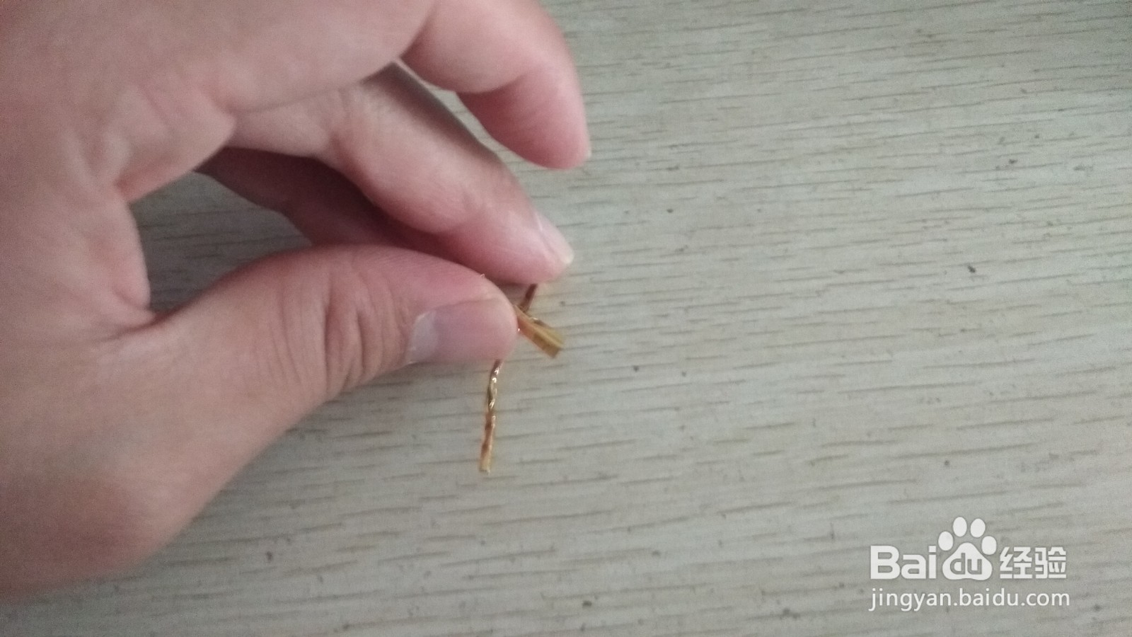 如何用面包袋绑绳和中性笔芯做简易的手机支架