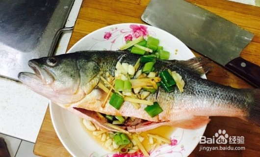 怎样在家自己做清蒸鲈鱼。