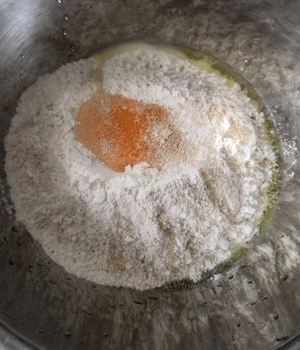 想自己炸点油条,用明矾和碱什么的,不知道比例!求具体的步骤,怎样和面,放多长时间!