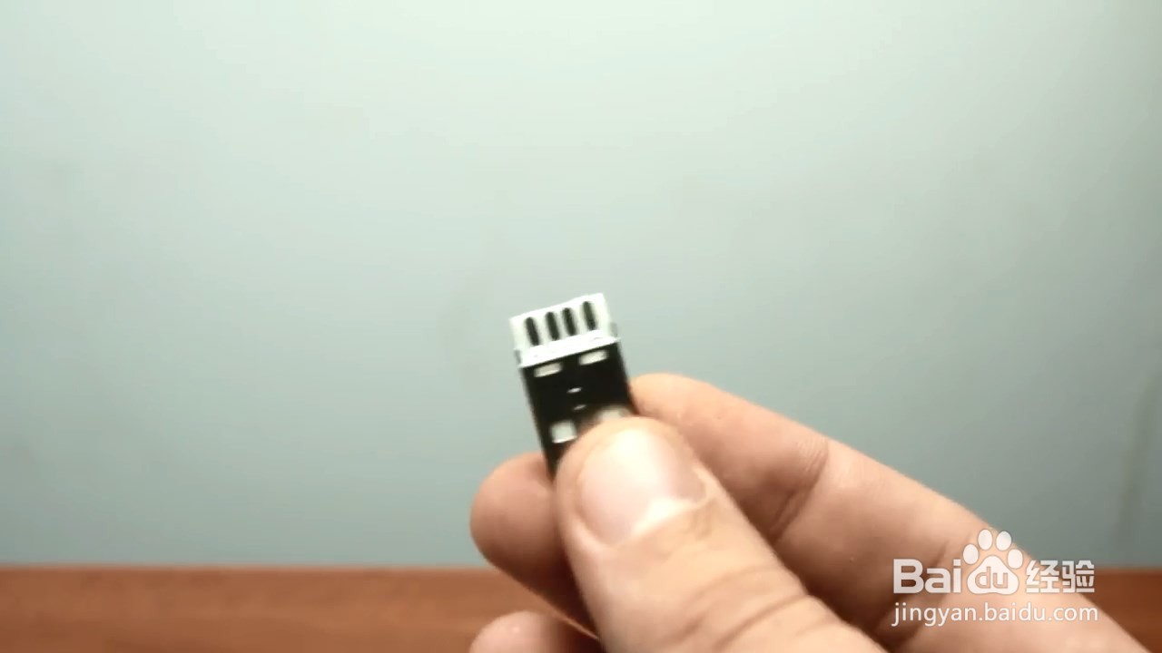 充电器的头没用了不要丢，还能做成小灯泡哦