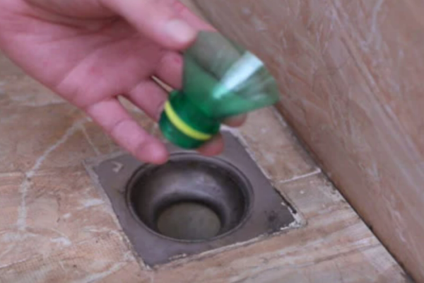 厕所下水道不小心冲下去一个塑料刷子,卡住了,下水困难,怎么办