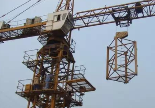 根据起重机的不同类型，搅拌站，仓库和材料，构件堆场有几种不同的布置方式