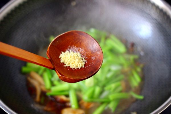 芹菜香菇北极虾小炒