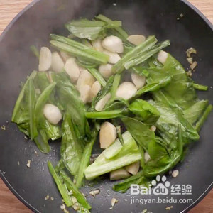 鱼丸炒油麦菜的做法