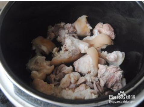 制作莲藕猪蹄汤