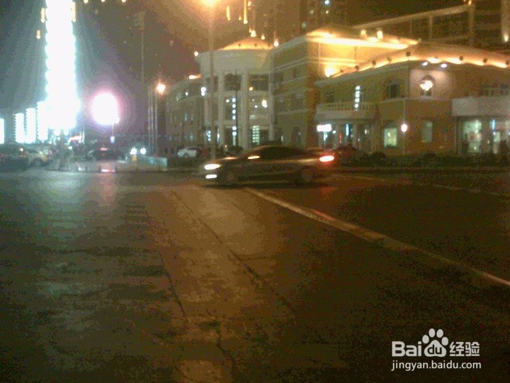 老年人怎样用智能手机在夜间拍行驶车辆的画面