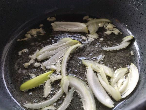 香辣酱海鲜拌冷面