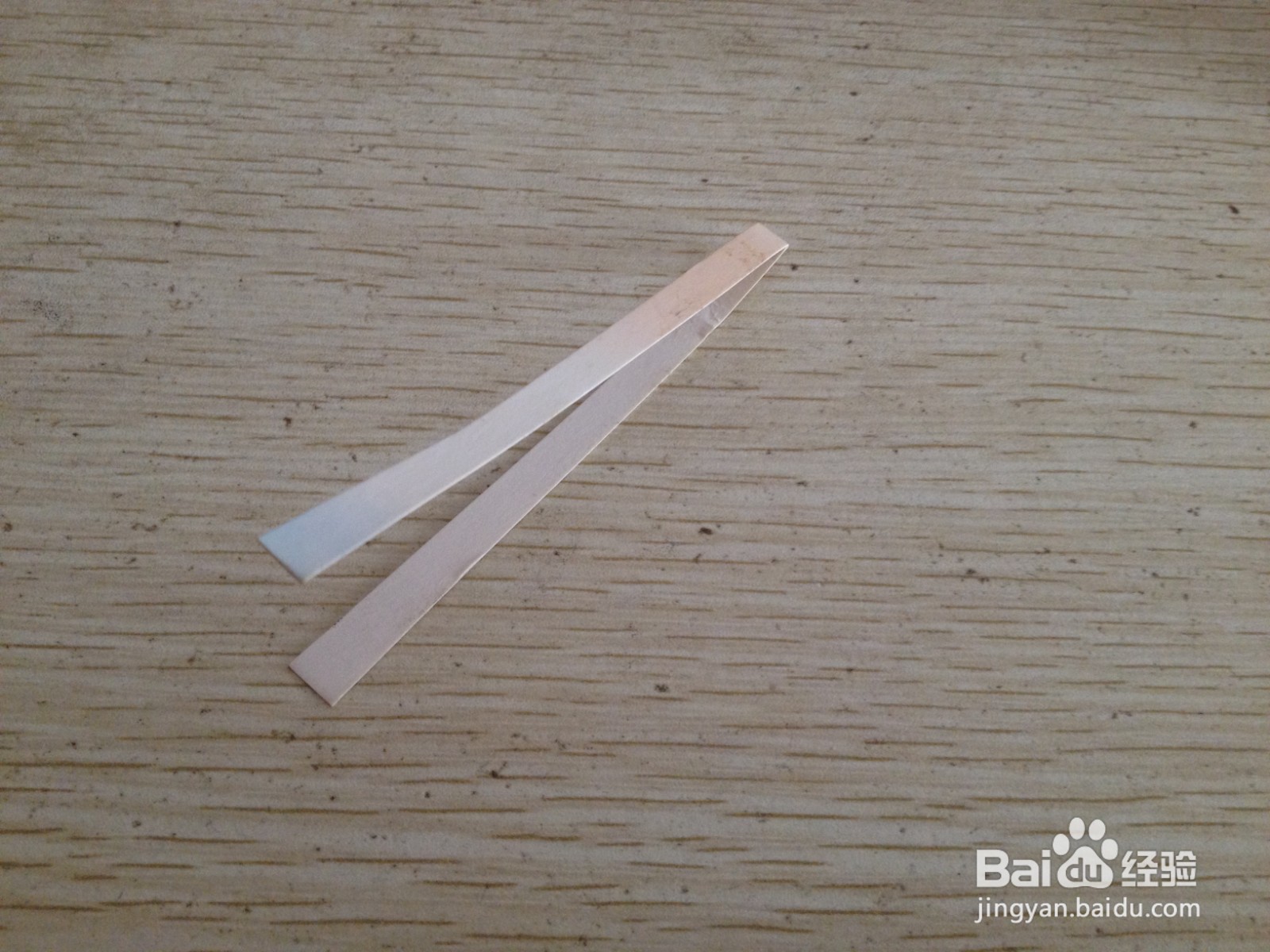 如何用一个细长的硬卡纸做四支中性笔的简易支架