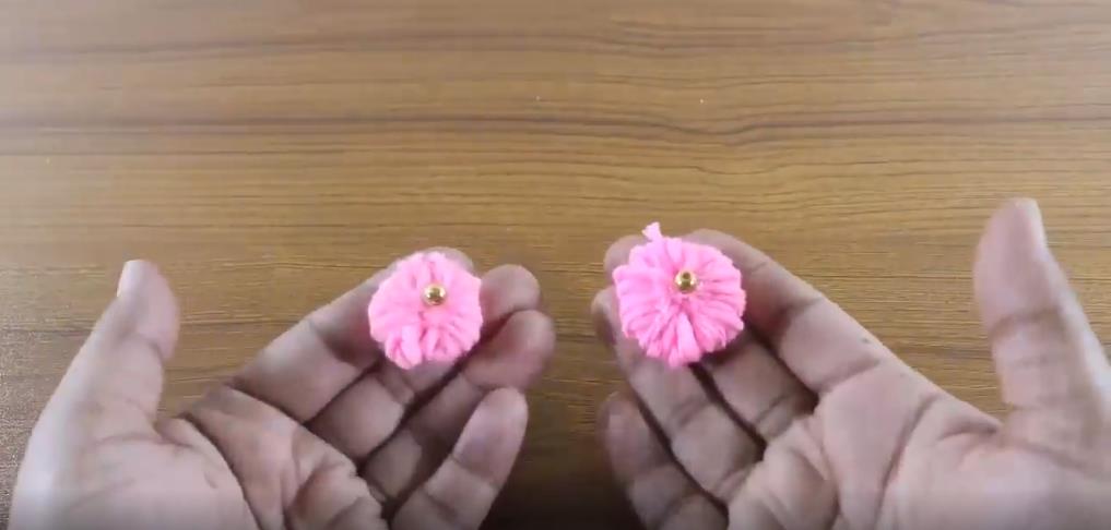 如何用棉签棒和毛线、串珠制作的壁挂？