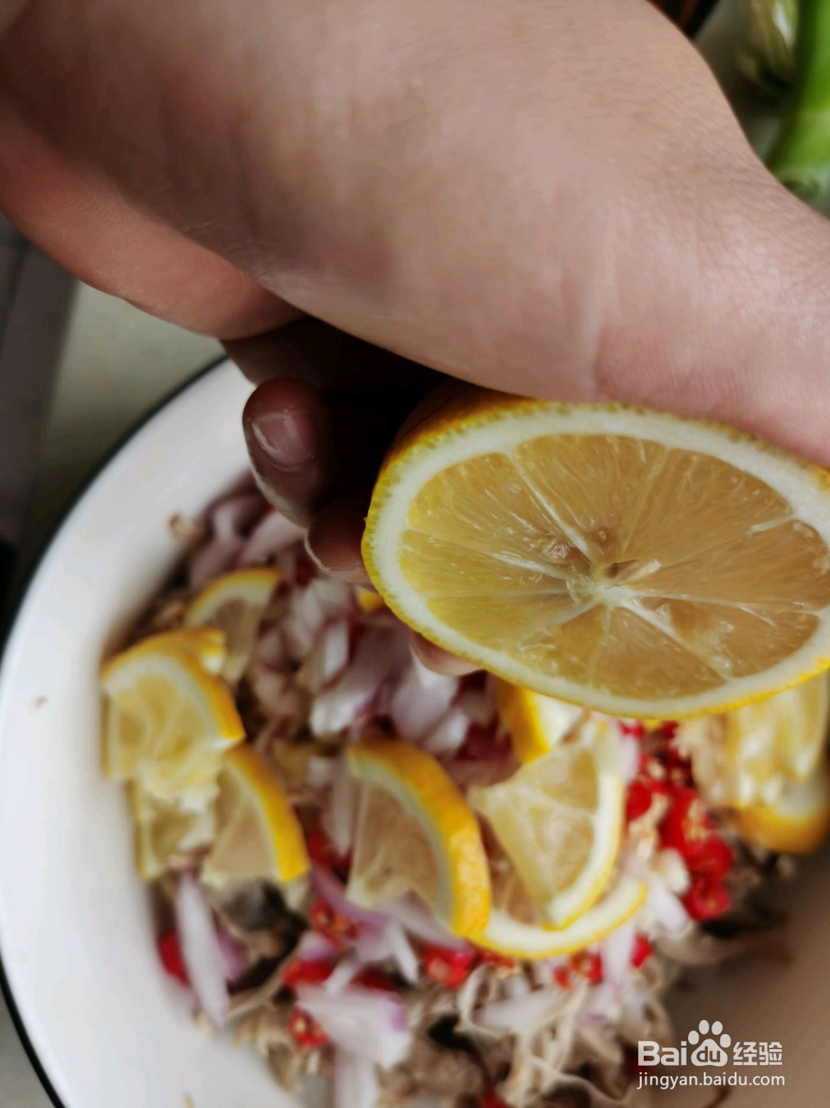 手撕柠檬鸡腿肉的做法