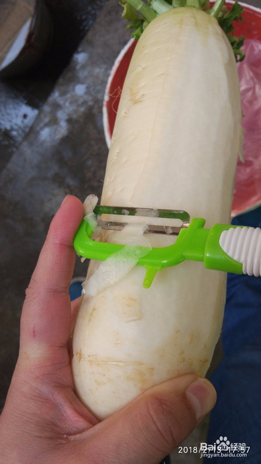 怎么用削皮刀削萝卜皮