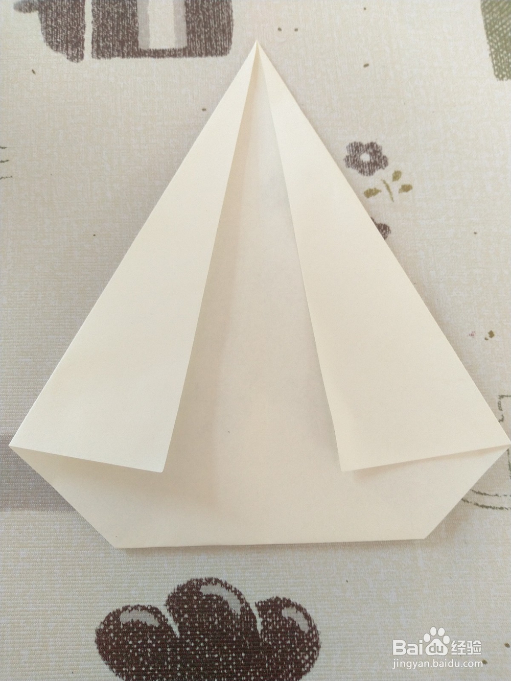 幼儿园小朋友学折纸-可爱的小企鹅