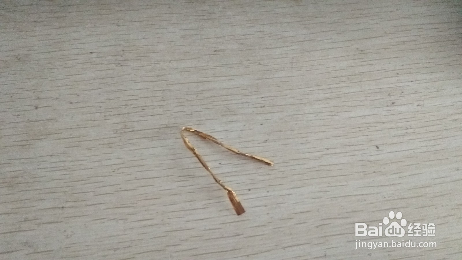 如何用面包袋绑绳和中性笔芯做简易的手机支架