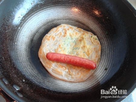 制作香肠飞饼卷