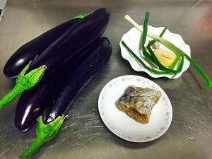 食补养生咸鱼茄子煲的做法