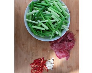 家常蒜苔炒腊肠怎么做