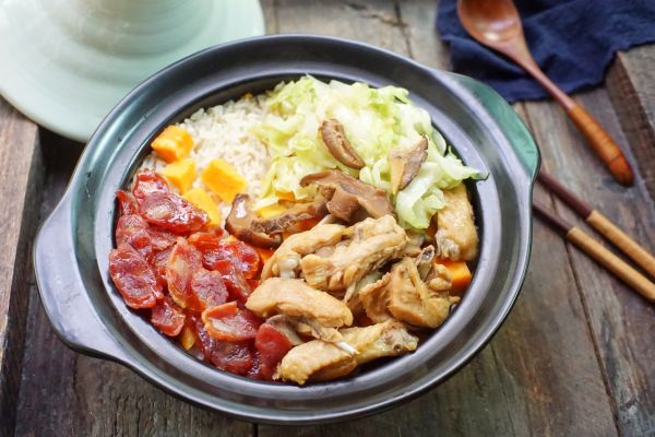 广式腊味滑鸡煲仔饭