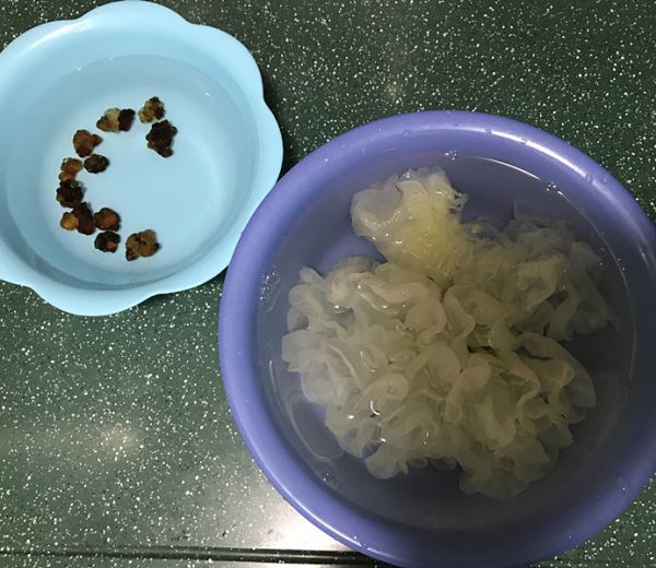 桃胶藏红花雪梨银耳汤