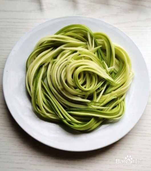 如何做一道凉拌西葫芦。