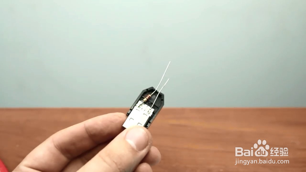 充电器的头没用了不要丢，还能做成小灯泡哦