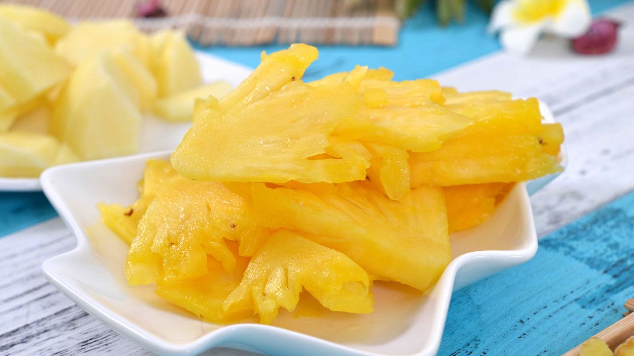 菠萝泡在盐水里24小时能吃吗