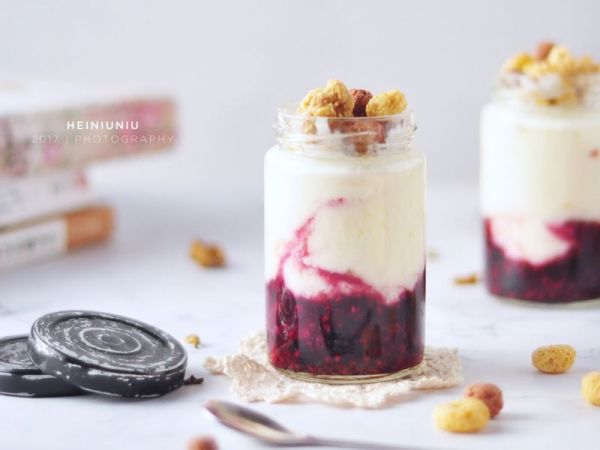 谷物糖渍蓝莓覆盆子酸奶