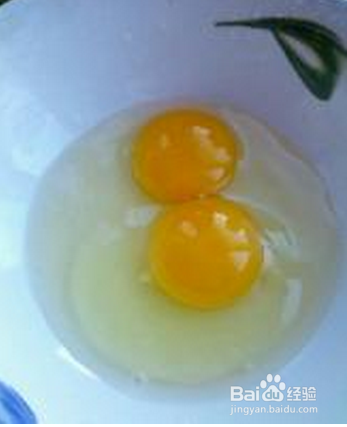 如何用鸡蛋和年糕做出美味的食物?