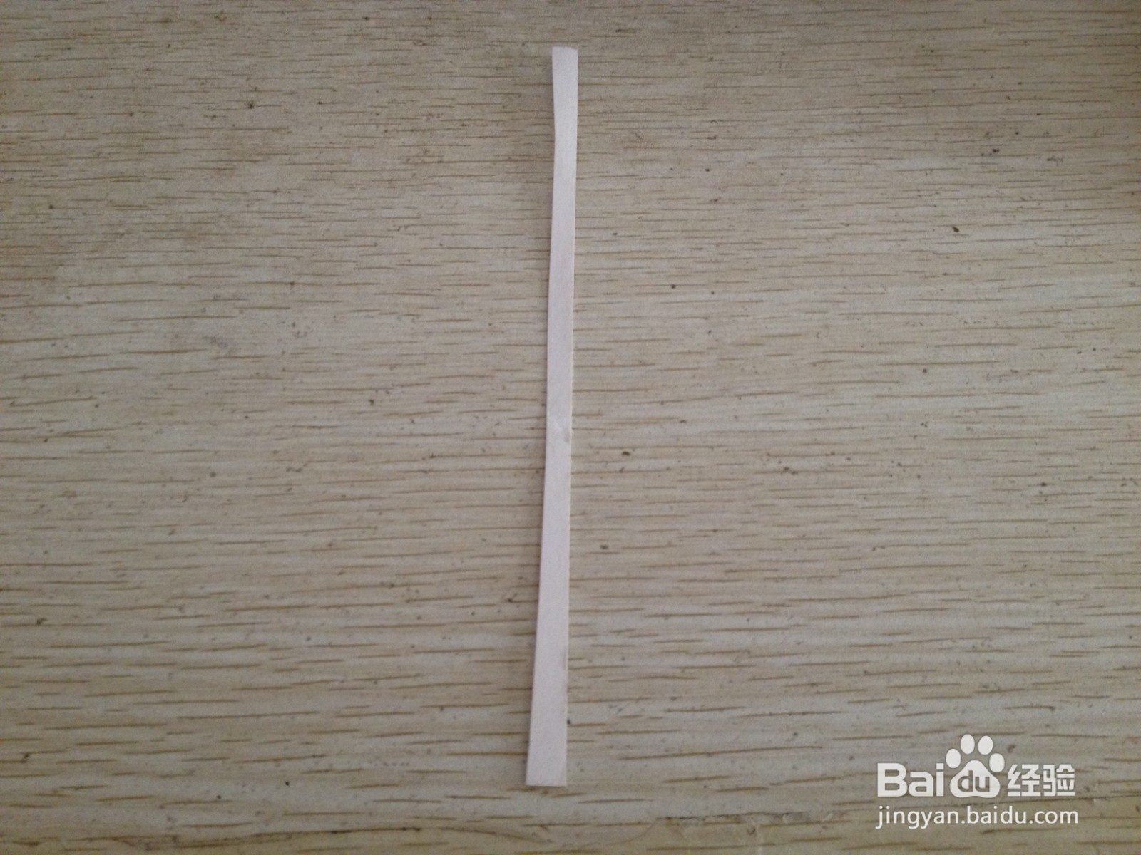 如何用一个细长的硬卡纸做四支中性笔的简易支架