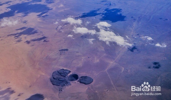 俯瞰罗布泊那些奇形怪状的矿井