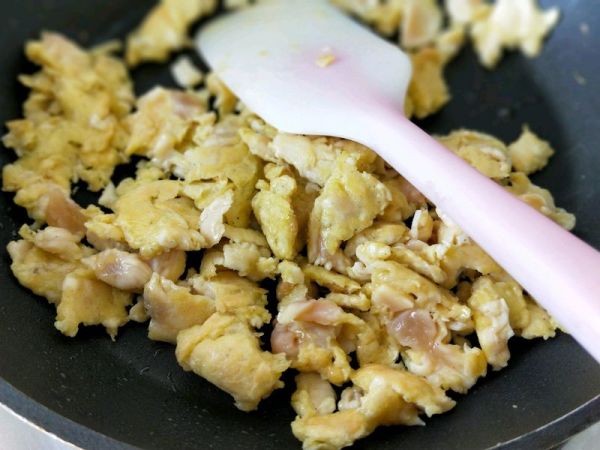 鸡胸肉炒蒜苔丁