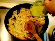 怎样自制宵夜绿酱虾球螺丝面