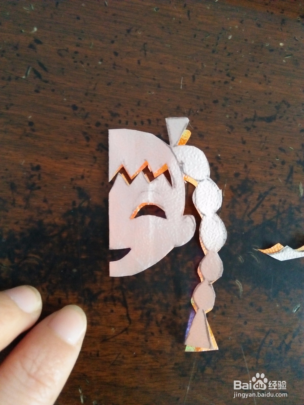 如何用纸剪简单的小萝莉头像