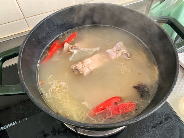 上大骨头炖酸菜