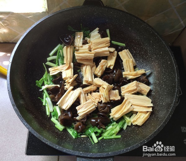 家常芹菜烧腐竹