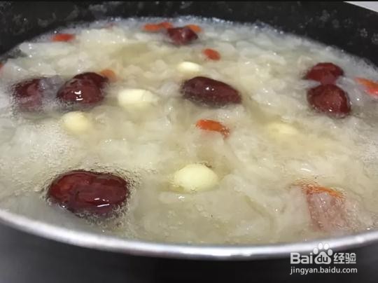 银耳莲子百合红枣枸杞汤的做法