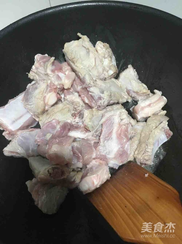 土豆炖排骨的做法